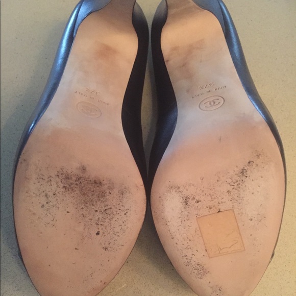 SOLD Chanel black leather cap toe pumps size 37.5 - Picture 4 of 5